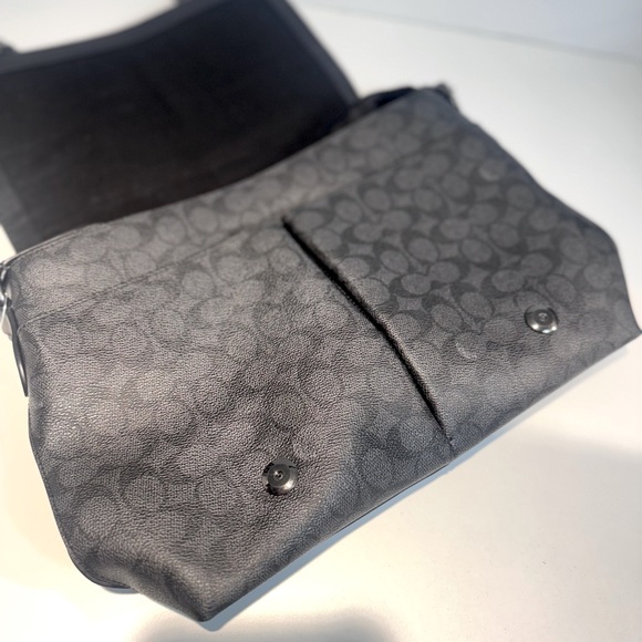 Metropolitan Soft Messenger crossbody In Signature Canvas - Picture 5 of 7